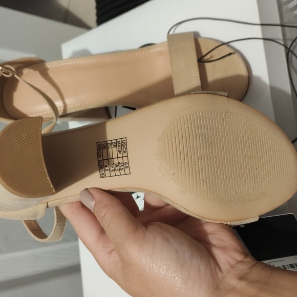 Heels - Picture 3 of 3